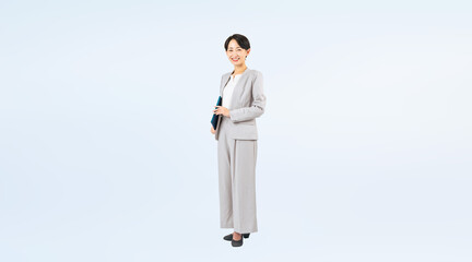 ファイルを持つミドル女性ビジネスパーソンの全身写真（切り抜き背景透過PNGも販売しております。作成者リンクから「PNG」で検索してください）