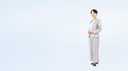 ミドル女性ビジネスパーソンの全身写真（切り抜き背景透過PNGも販売しております。作成者リンクから「PNG」で検索してください）