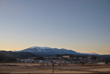 東北新幹線の車窓から見える白石と雪化粧した冬の宮城蔵王