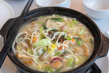 Braised noodles with seafood