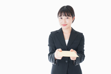 書類を提出するスーツを着たビジネスウーマン