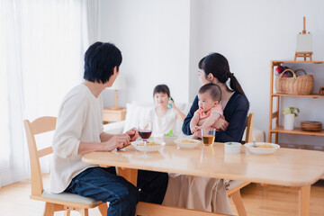 Fototapeta premium 子どもたちと食卓を囲むファミリー