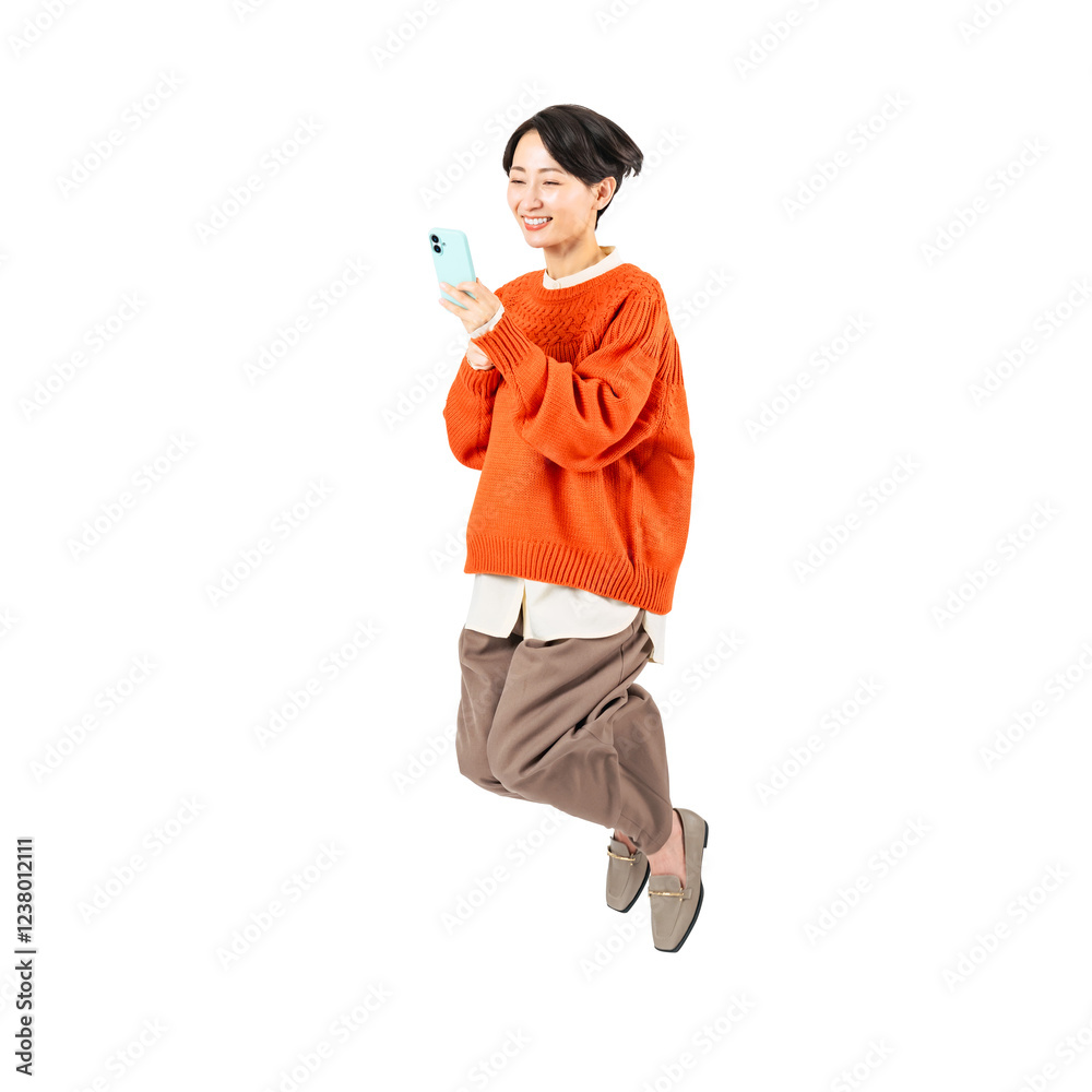 Aufkleber スマホを見ながらジャンプするおしゃれなミドル女性　手作業で精密に切り抜いた背景透過全身写真png