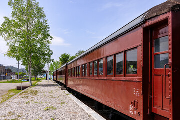 Fototapeta premium 北海道夕張市、大夕張鉄道南大夕張駅跡に展示されている客車【5月】