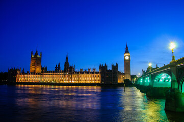 Fototapeta premium ロンドンにあるビッグベンのとても美しい夜景Beautiful night view of Big Ben in London