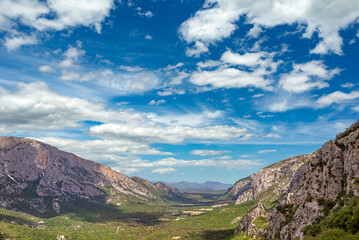 Fototapeta premium Sardegna, veduta panoramica della valle di Lanaitto, punto di partenza per il sito archeologico di Tiscali, Italia, Europa occidentale 