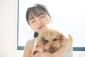 若い女性と愛犬のポートレート