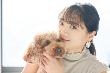 若い女性と愛犬のポートレート