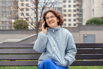 Young woman talking on the phone in the city.