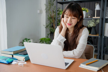Obraz premium Asian woman watching video from online classroom