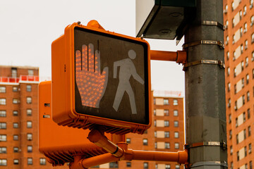 Semáforo peatonal en una calle de Nueva York, barrio de Harlem, USA. Semáforo con la mano...