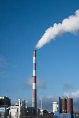 Obraz premium A coal-fired power plant emits greenhouse gases into the atmosphere. 