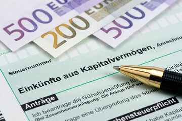Obraz premium Formular für Steuererklärung an Finanzamt über Einkünfte aus Kapitalvermögen