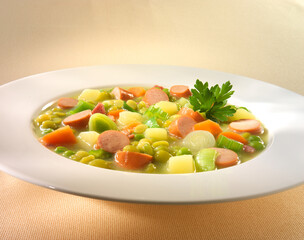 Erbsensuppe, Erbsensuppe mit Petersilie, Eintopf, Würstchen, Gemüse, 
