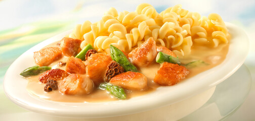 Hühnergeschnetzeltes, Huehnergeschnetzeltes mit Pasta. Geflügel, Spirelli Nudeln, Pasta, Tellergericht, 