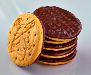 Muerbegebaeck mit Schokolade, Kekse, Schokotaler, isoliert, Süssigkeit, 