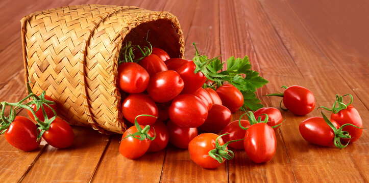 Rattankorb mit Tomaten, Italien, Tomaten, Flaschentomaten, Gem&uuml;se, Gem&uuml;sekorb, 
