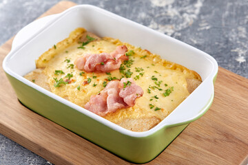 meat lasagne in the pot