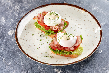 poached eggs on the toasts