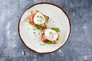 poached eggs on the toasts