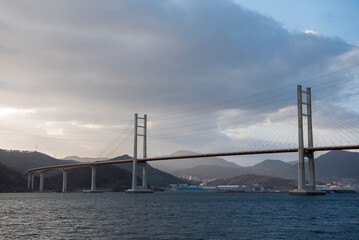 웅장한 대교가 있는 바다