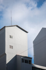 하얀색 건물의 빛과 그림자