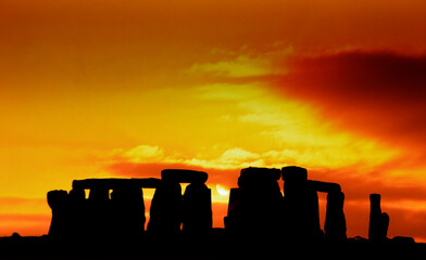  Stonehenge at dawn , Wiltshire, UK. Stonehenge is a prehistoric megalithic structure on Salisbury Plain