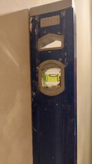 wasserwaage an der Wand