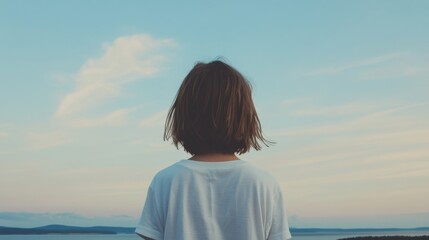 Obraz premium Girl gazing at sunset ocean view
