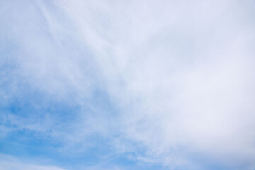 冬の薄雲の間に青空がのぞく05