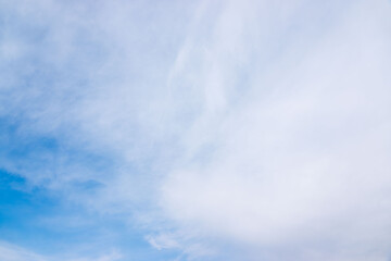 冬の薄雲の間に青空がのぞく06