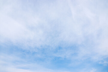 冬の薄雲の間に青空がのぞく04