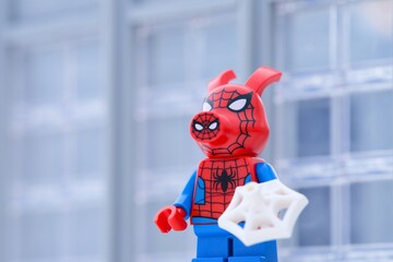 Naklejka premium Tambov, Russian Federation - January 24, 2025 Lego Spider-Ham minifigure standing in front of an office building