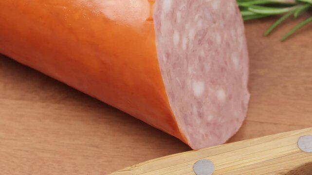 saucisson &agrave; l'ail, en gros plan, sur une planche &agrave; d&eacute;couper
