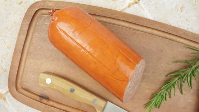 saucisson &agrave; l'ail, en gros plan, sur une planche &agrave; d&eacute;couper