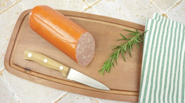 saucisson &agrave; l'ail, en gros plan, sur une planche &agrave; d&eacute;couper
