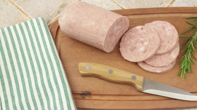 saucisson &agrave; l'ail, en gros plan, sur une planche &agrave; d&eacute;couper