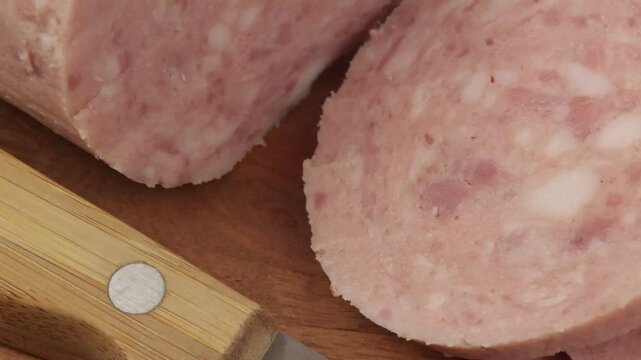 saucisson &agrave; l'ail, en gros plan, sur une planche &agrave; d&eacute;couper