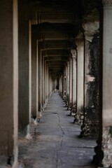 Obraz premium Ancient Stone Corridor in Angkor Wat