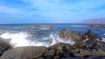 kleine sanft brechende Wellen an Felsen Meer, Ozean, Küste, Lanzarote, Kanaren, Insel, Weite,...