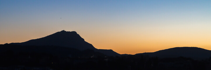 Fototapeta premium Sainte Victoire mountain in the light of a winter morning