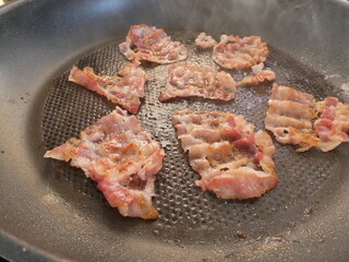 Frühstücksspeck anbraten