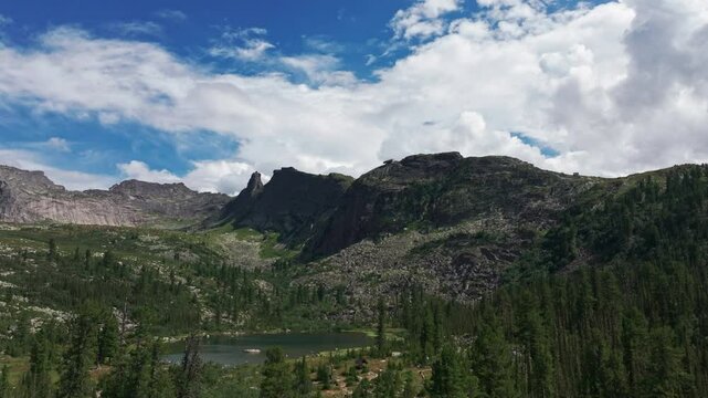 Ergaki national park: majestic mountain range, lush valley, and pristine lake