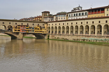 Obraz premium Firenze, l'Arno a Ponte vecchio e corridoio vasariano - Toscana