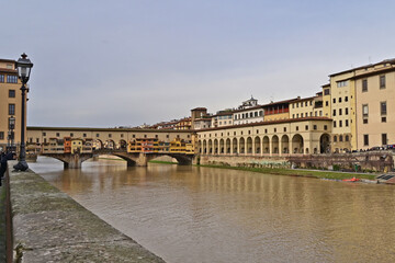 Firenze, l'Arno a Ponte vecchio e corridoio vasariano - Toscana