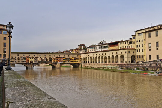Firenze, l'Arno a Ponte vecchio e corridoio vasariano - Toscana