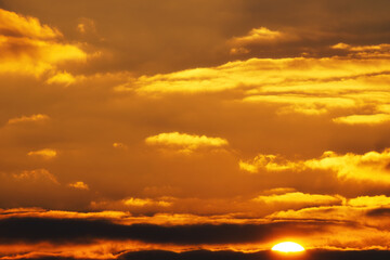 Obraz premium beautiful and dramatic sunset sky with bright yellow clouds as abstract background