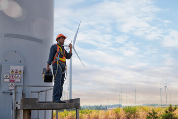 Naklejka premium Person with wind turbine in the field. engineer with turbine in the wind. engineer with turbine