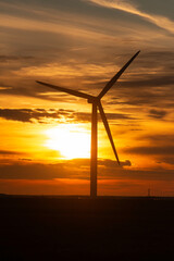 éolienne, coucher de soleil, region Pays de Loire; marais Breton; 85, Vendée, Loire Atlantique, France