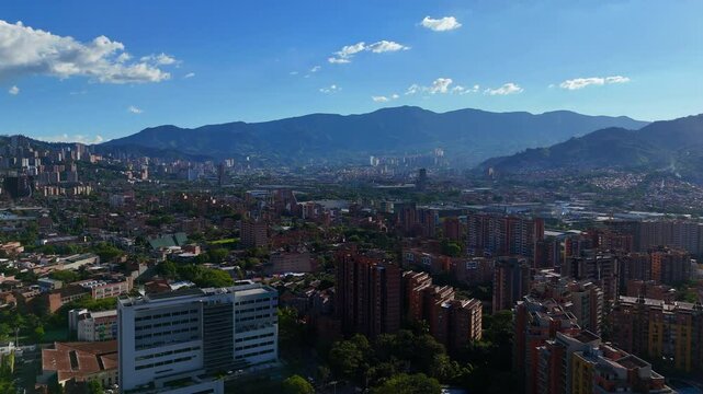 Video realizado con drone en un extraordinario d&iacute;a de verano y un azul del cielo inigualable, desde el barrio Jardines en Envigado. Se observa tambi&eacute;n ampliamente la ciudad de Medell&iacute;n.